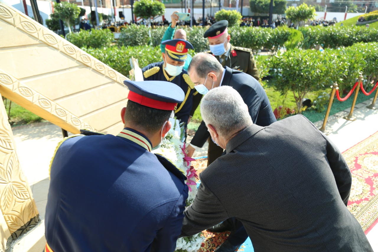 محافظ كفر الشيخ ومدير الامن يضعان اكلول الزهور على قبر الجندي المجهول