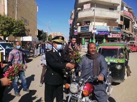 الشرطة توزع الورود علي المواطنين