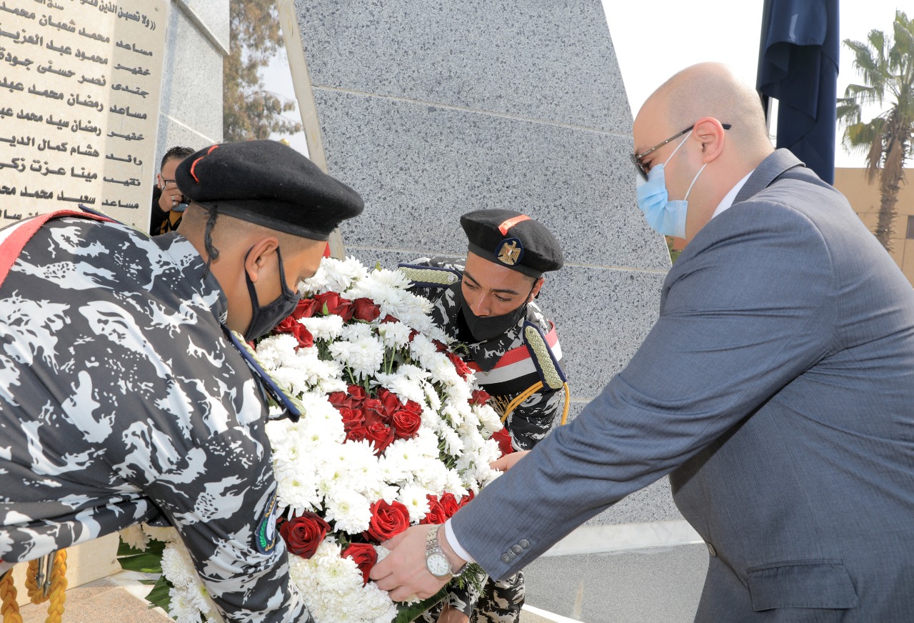 محافظ بني سويف ومدير الأمن يضعان أكاليل  الزهور على النصب التذكاري للشهداء (4)