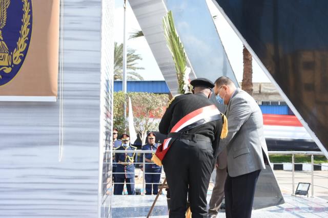 محافظ الشرقية ومدير الأمن يضعان إكليلاً من الزهور على النصب التذكاري لشهداء الشرطة (6)