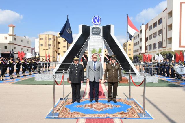 محافظ الشرقية ومدير الأمن يضعان إكليلاً من الزهور على النصب التذكاري لشهداء الشرطة (2)