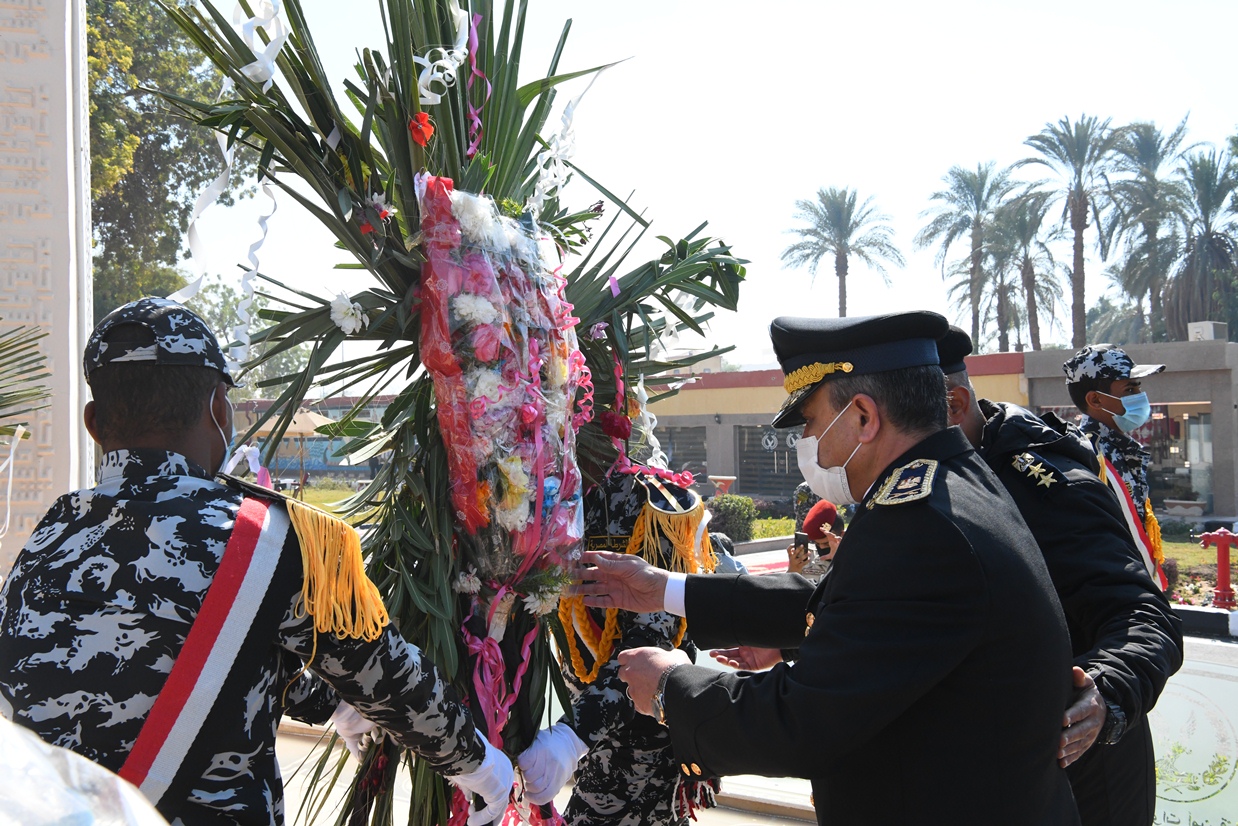 محافظ قنا ومدير أمن قنا يضعان اكليل من الزهور علي النصب التذكاري لشهداء الشرطة (13)
