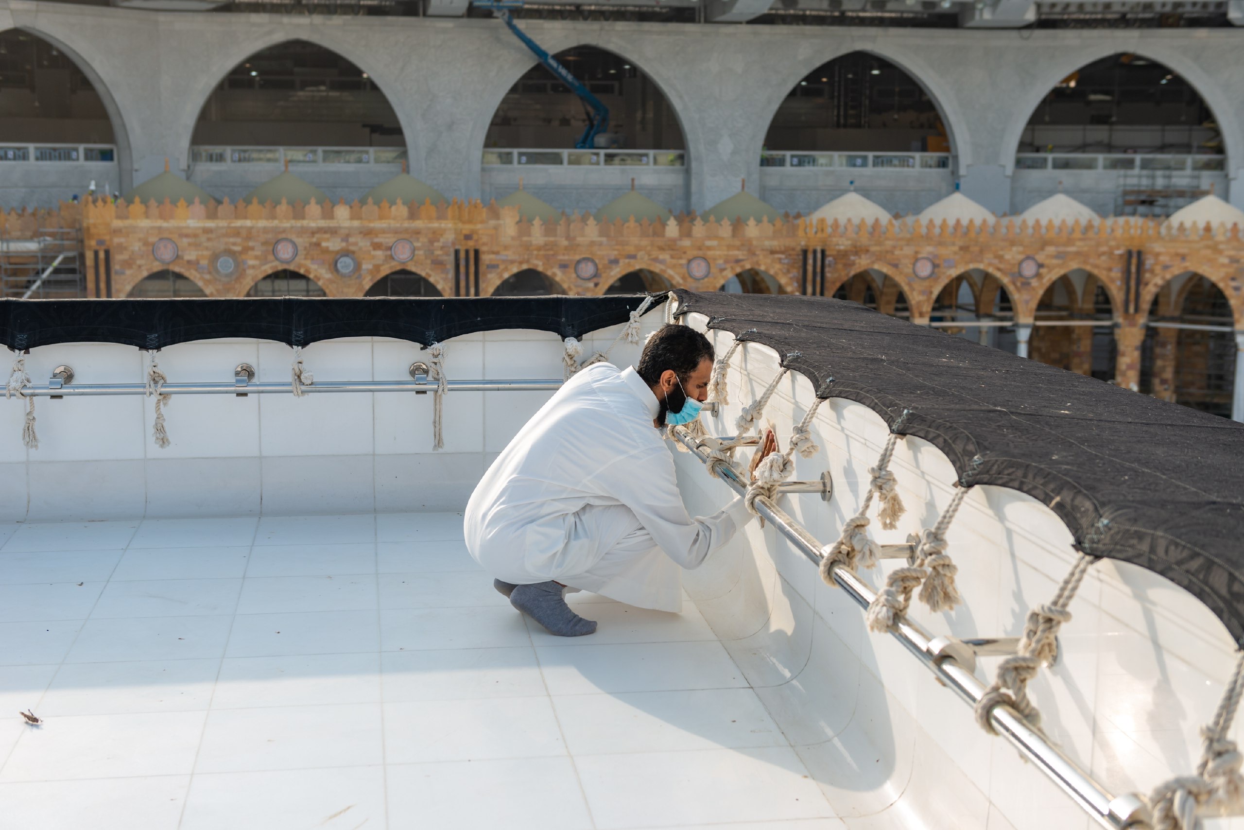 فريق سعودي مختص بتنظيف سطح الكعبة المشرفة خلال 40 دقيقة (3)
