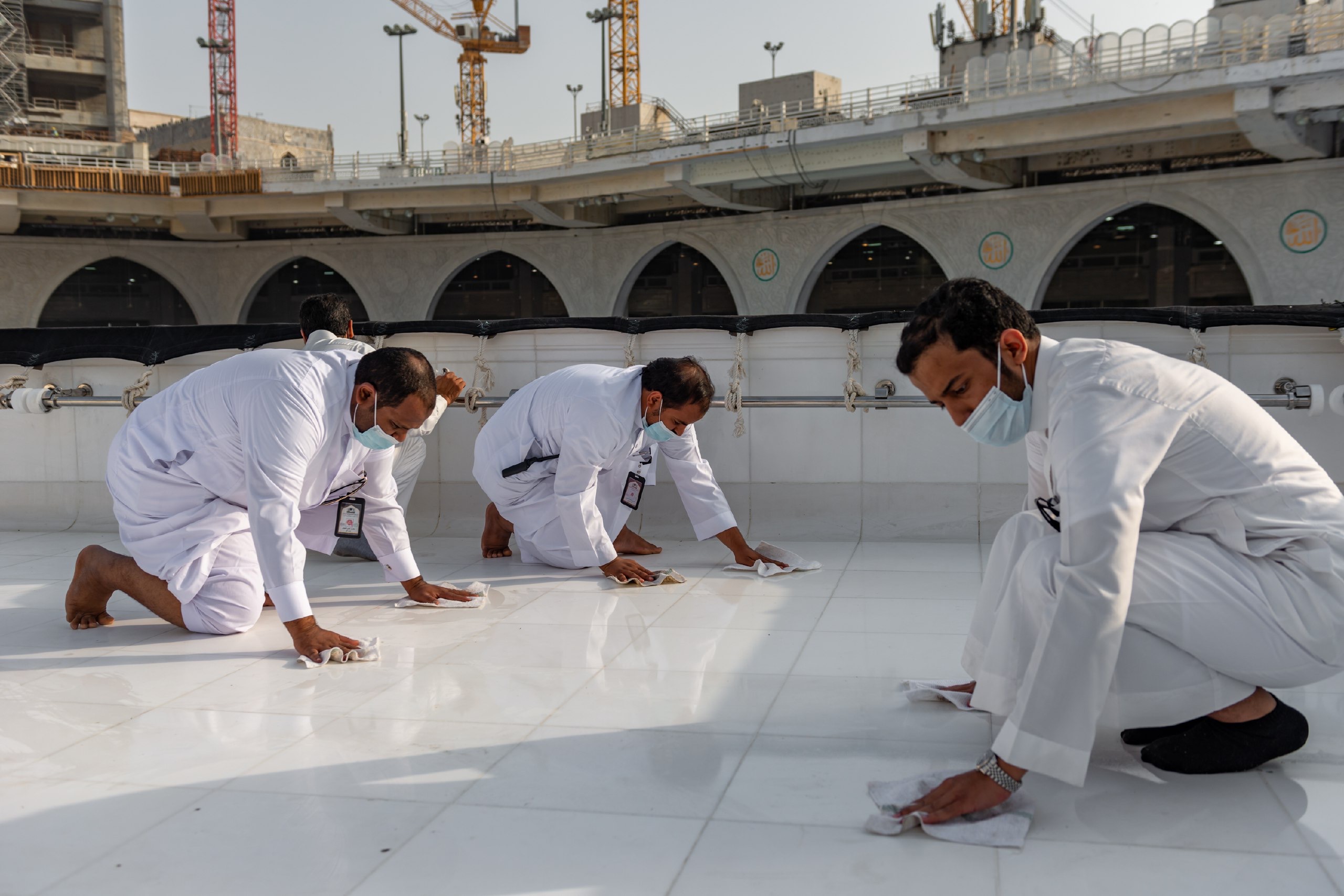 فريق سعودي مختص بتنظيف سطح الكعبة المشرفة خلال 40 دقيقة (4)