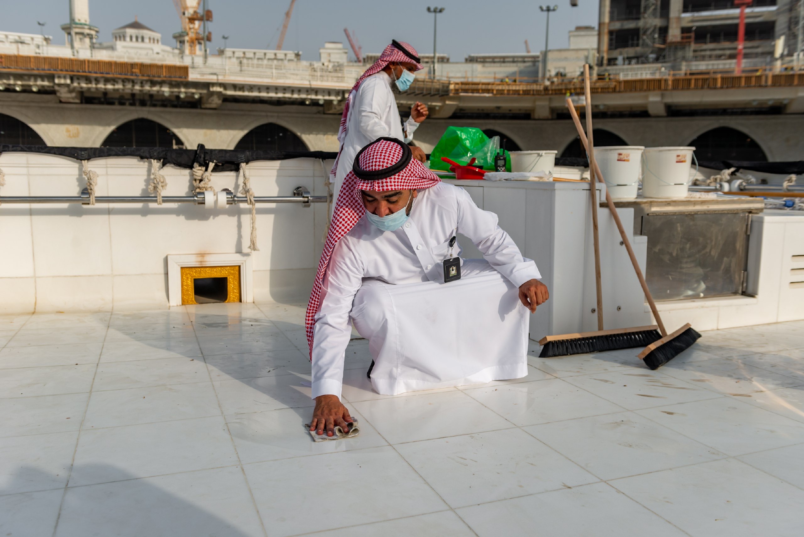 فريق سعودي مختص بتنظيف سطح الكعبة المشرفة خلال 40 دقيقة (1)