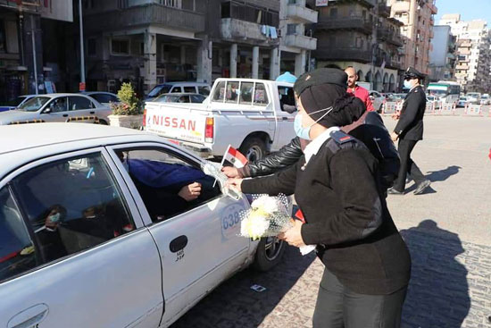 ضباط الشرطة ببورسعيد يوزعون الورود على المواطنين (2)