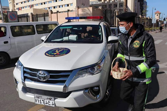 ضباط الشرطة ببورسعيد يوزعون الورود على المواطنين (3)
