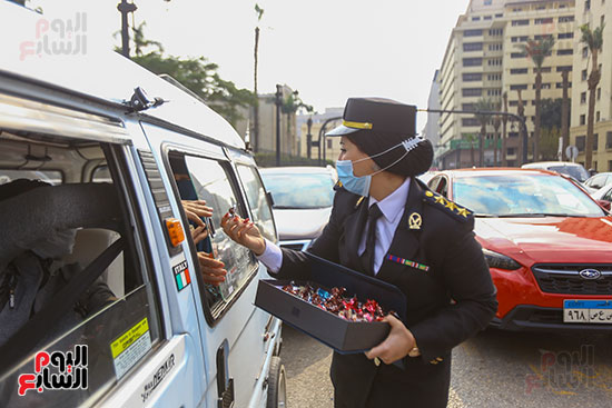 نساء الشرطة يوزعن الهدايا والشيكولاتة (12)