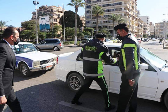 ضباط الشرطة ببورسعيد يوزعون الورود على المواطنين (5)