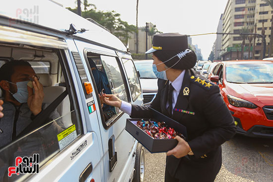 نساء الشرطة يوزعن الهدايا والشيكولاتة