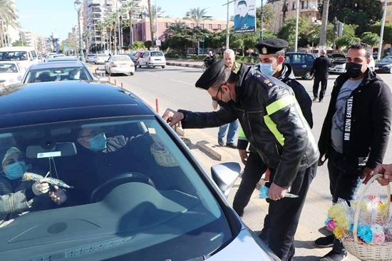 ضباط الشرطة ببورسعيد يوزعون الورود على المواطنين (6)