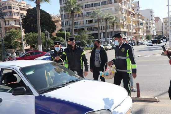 ضباط الشرطة ببورسعيد يوزعون الورود على المواطنين (10)