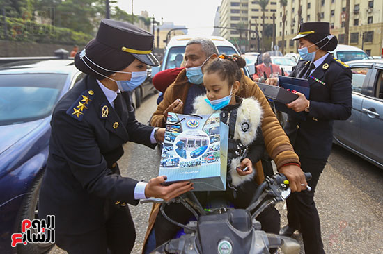 نساء الشرطة يوزعن الهدايا والشيكولاتة (4)
