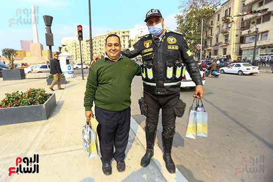 الشرطة توزع الشيكولاتة والورود والبطاطين (15)