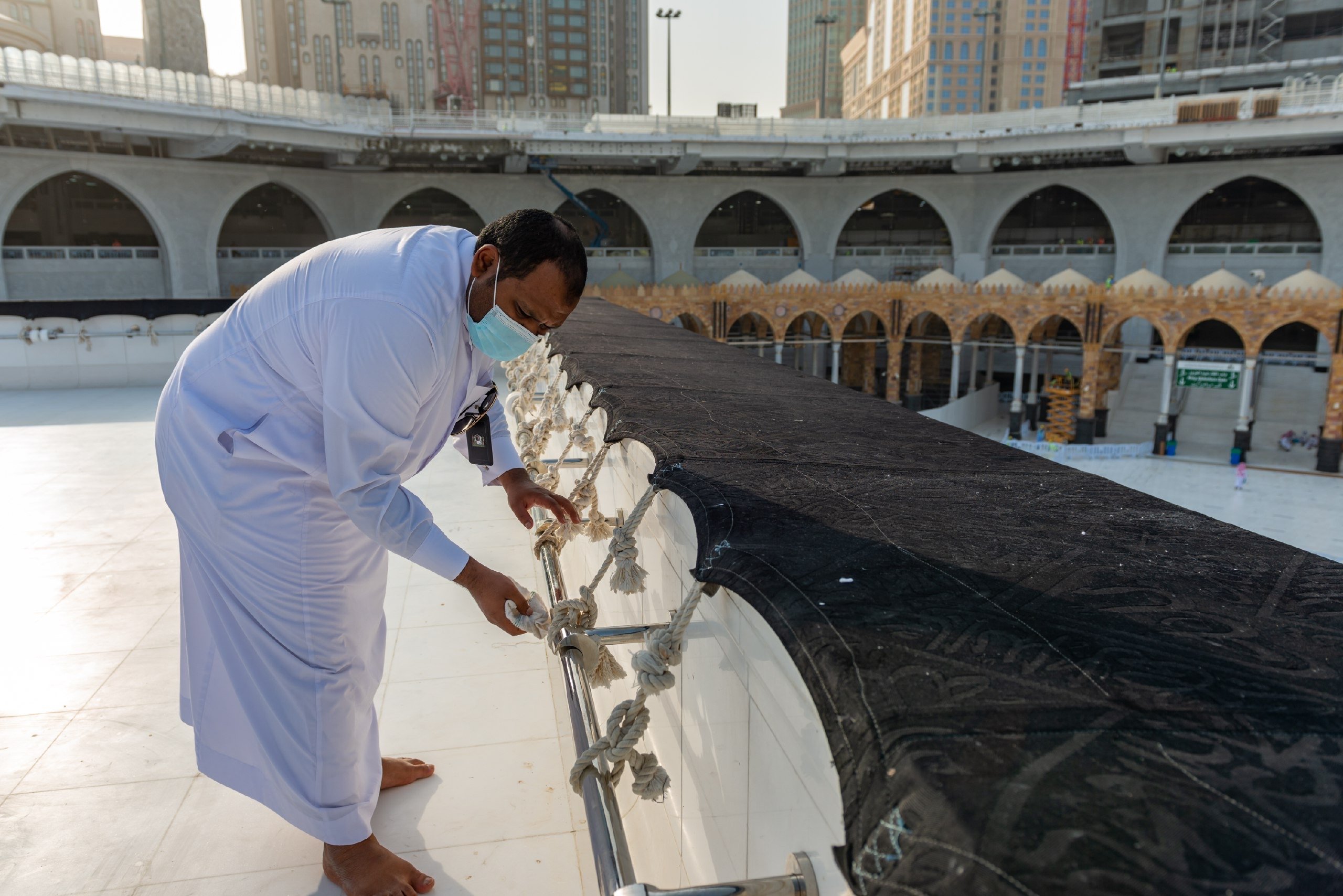 فريق سعودي مختص بتنظيف سطح الكعبة المشرفة خلال 40 دقيقة (5)