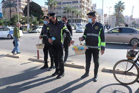 ضباط الشرطة ببورسعيد يوزعون الورود على المواطنين (8)