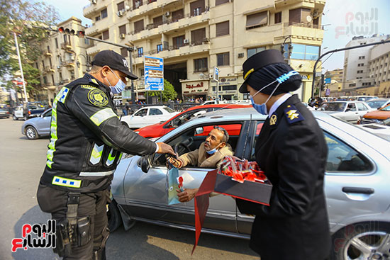 الشرطة توزع الشيكولاتة والورود والبطاطين (1)