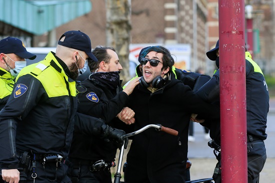 اعتقال متظاهر في هولندا
