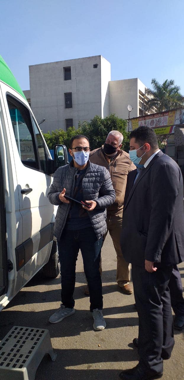 نائب محافظ القاهرة يتفقد سيارات صرف علاج أعراض كرونا (2)