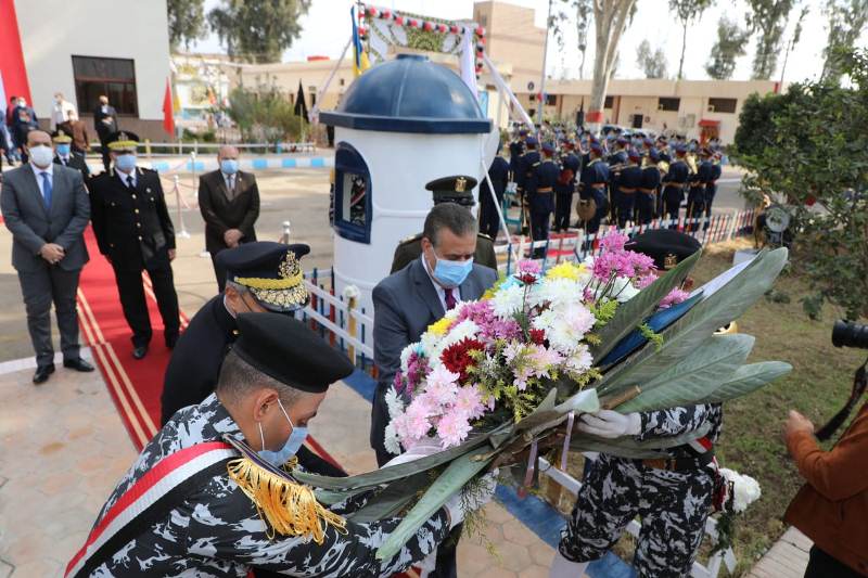 محافظ المنوفية ومدير الأمن يضعان إكليلا من الزهور على نصب الشهداء