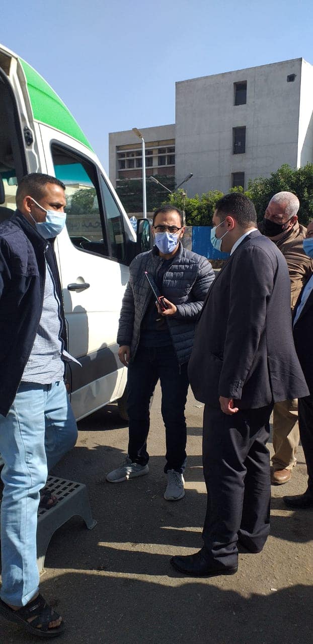 نائب محافظ القاهرة يتفقد سيارات صرف علاج أعراض كرونا (1)