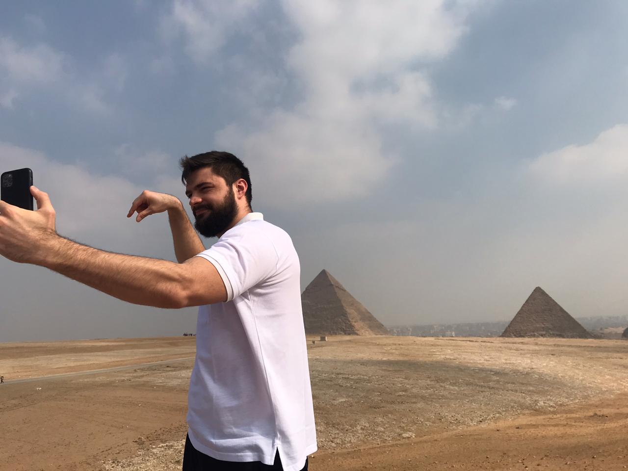اللاعبين يلتقطون صور تذكارية بالاهرامات اللاعبين يلتقطون صور تذكارية بالاهرامات