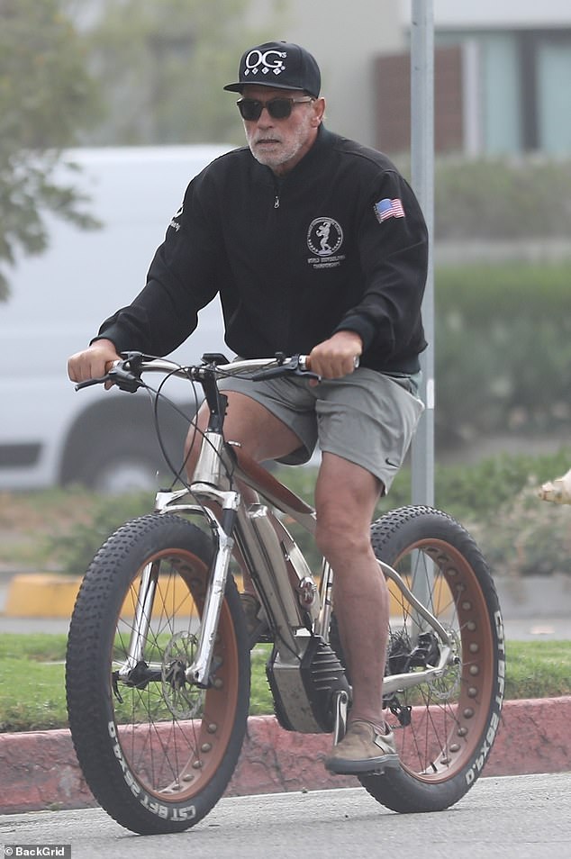 ارنولد شوارزنيجر يقود دراجته البخارية