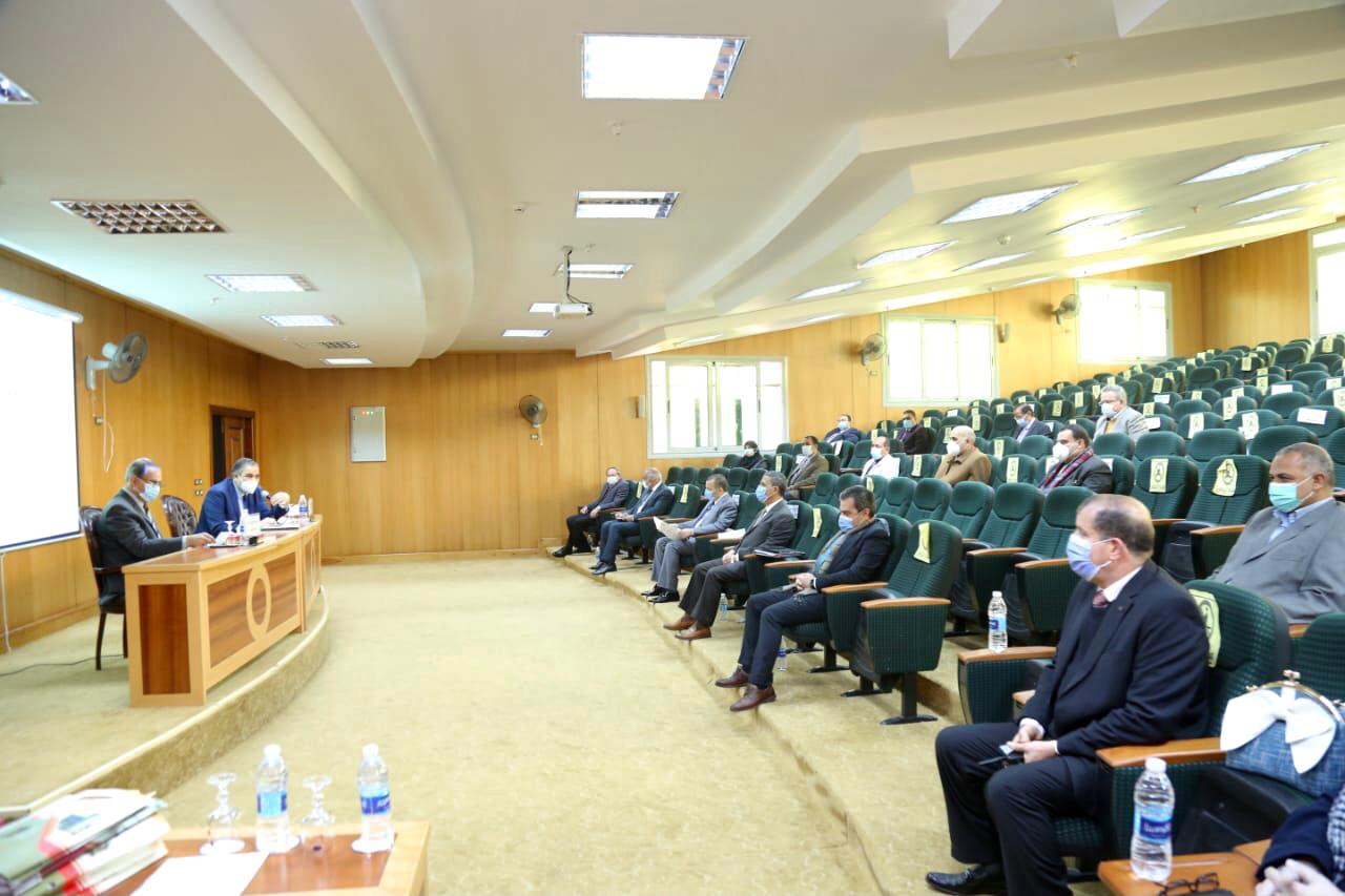 جانب من اجتماع مجلس عمداء كليات جامعة كفر الشخ