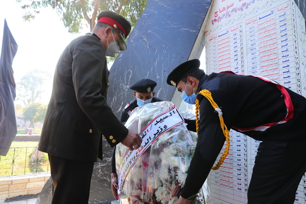 محافظ سوهاج يضع إكليلا من الزهور على النصب التذكارى لشهداء الشرطة (7)