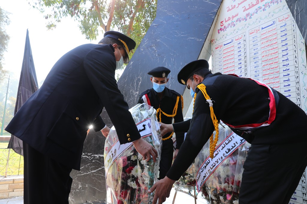 محافظ سوهاج يضع إكليلا من الزهور على النصب التذكارى لشهداء الشرطة (8)
