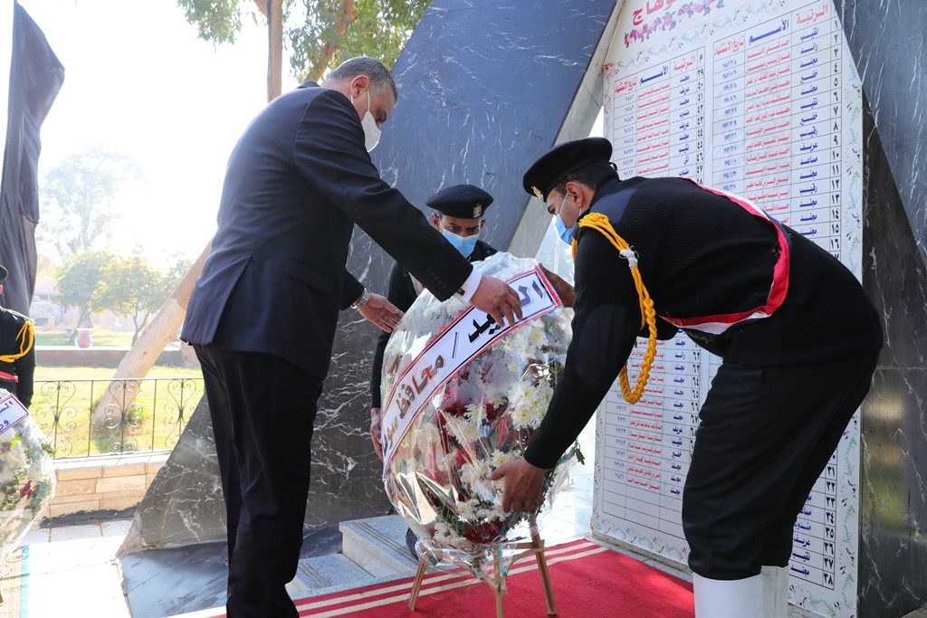 محافظ سوهاج يضع إكليلا من الزهور على النصب التذكارى لشهداء الشرطة (6)