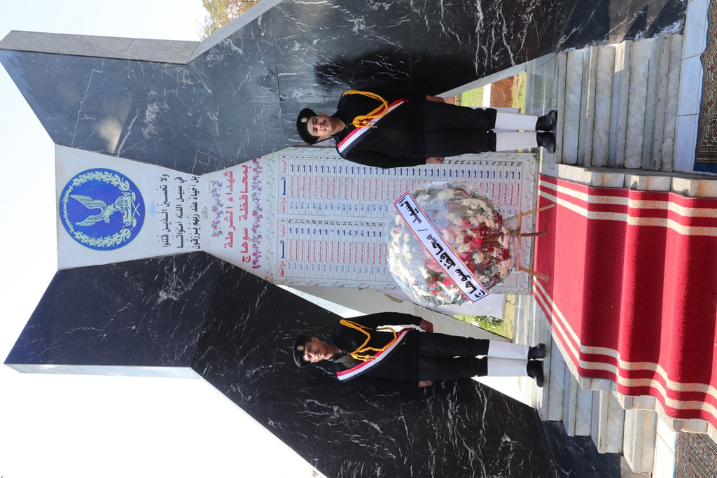 محافظ سوهاج يضع إكليلا من الزهور على النصب التذكارى لشهداء الشرطة (14)