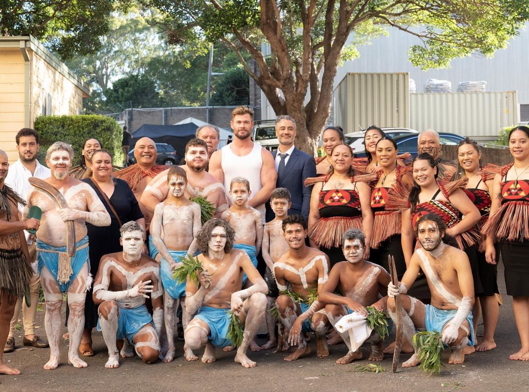 هيمسوورث مع السكان الاصليين فى استراليا