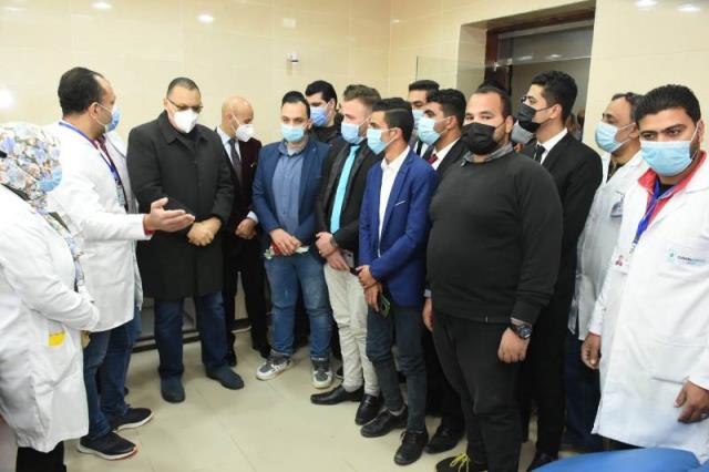 محافظ الشرقية أعضاء البرلمان أثناء زيارتهم لمستشفى فاقوس