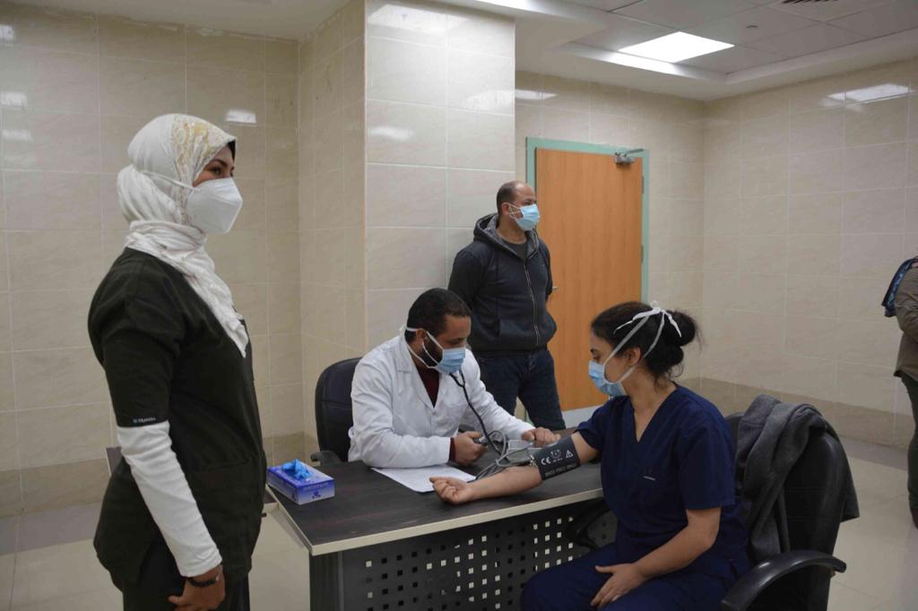 محافظ المنيا يشهد تطعيم الأطقم الطبية بلقاح فيروس كورونا المستجد (1)
