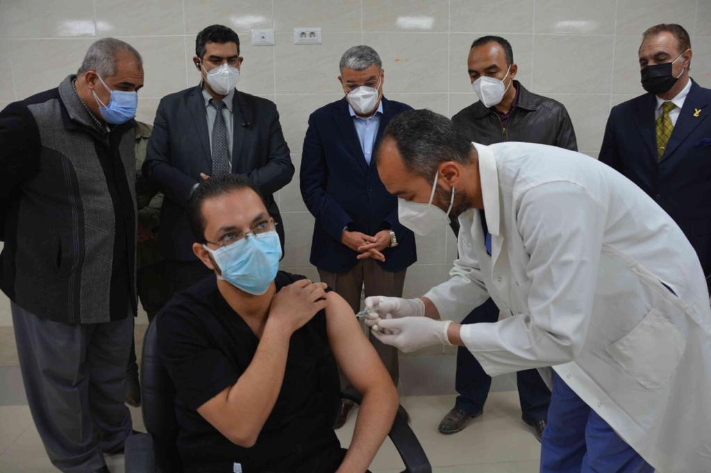 بدء تطعيم الأطقم الطبية بلقاح فيروس كورونا المستجد بمستشفى عزل ملوى (1)
