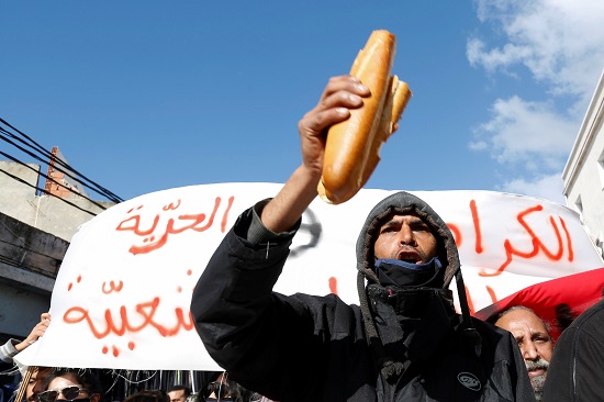 شاب يحمل الخبز في التظاهر