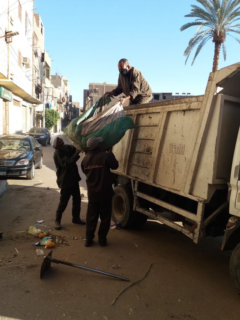 حملة نظافة مكبرة لرفع القمامة بشوارع حي وسط مدينة الأقصر