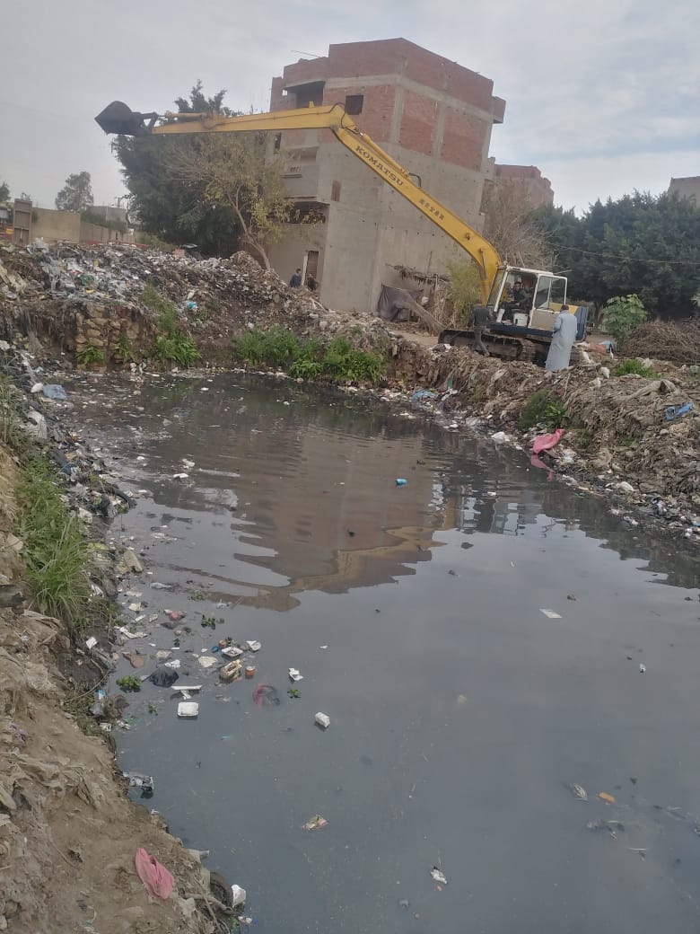  إزالة المخلفات من المصارف المائية في قرى المحلة  (2)