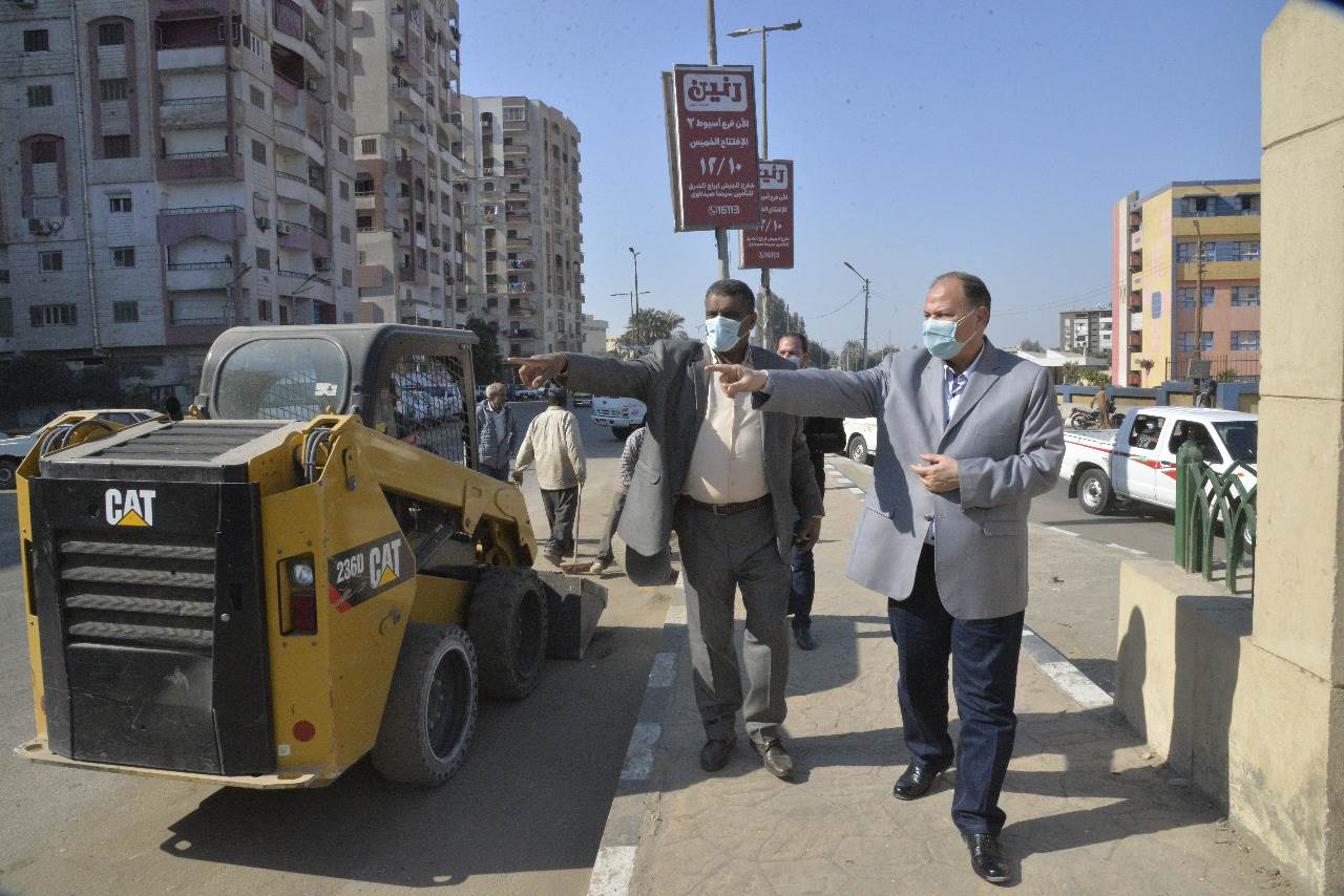 محافظ أسيوط يتفقد رصف وتطوير بعض الشوارع بحي غرب  وشرق (18)