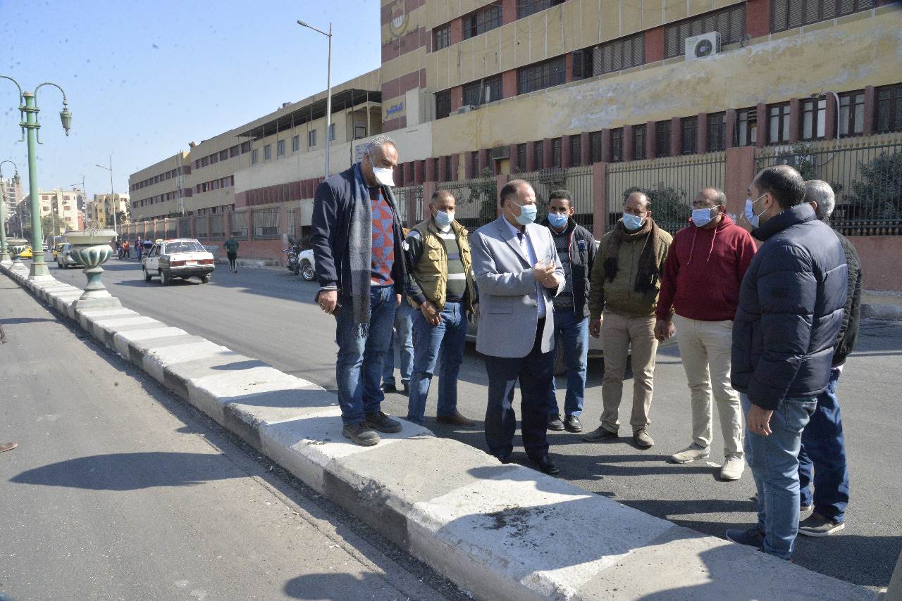 محافظ أسيوط يتفقد رصف وتطوير بعض الشوارع بحي غرب  وشرق (10)