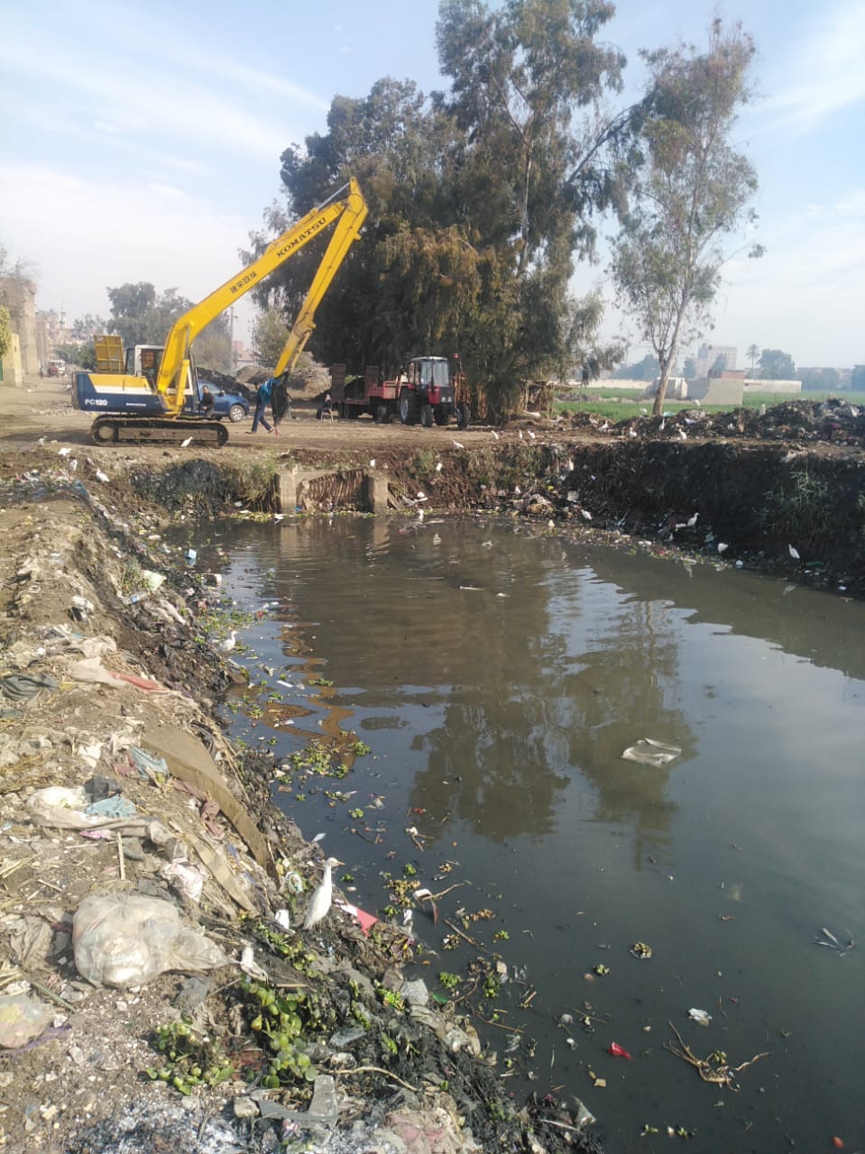  إزالة المخلفات من المصارف المائية في قرى المحلة  (3)