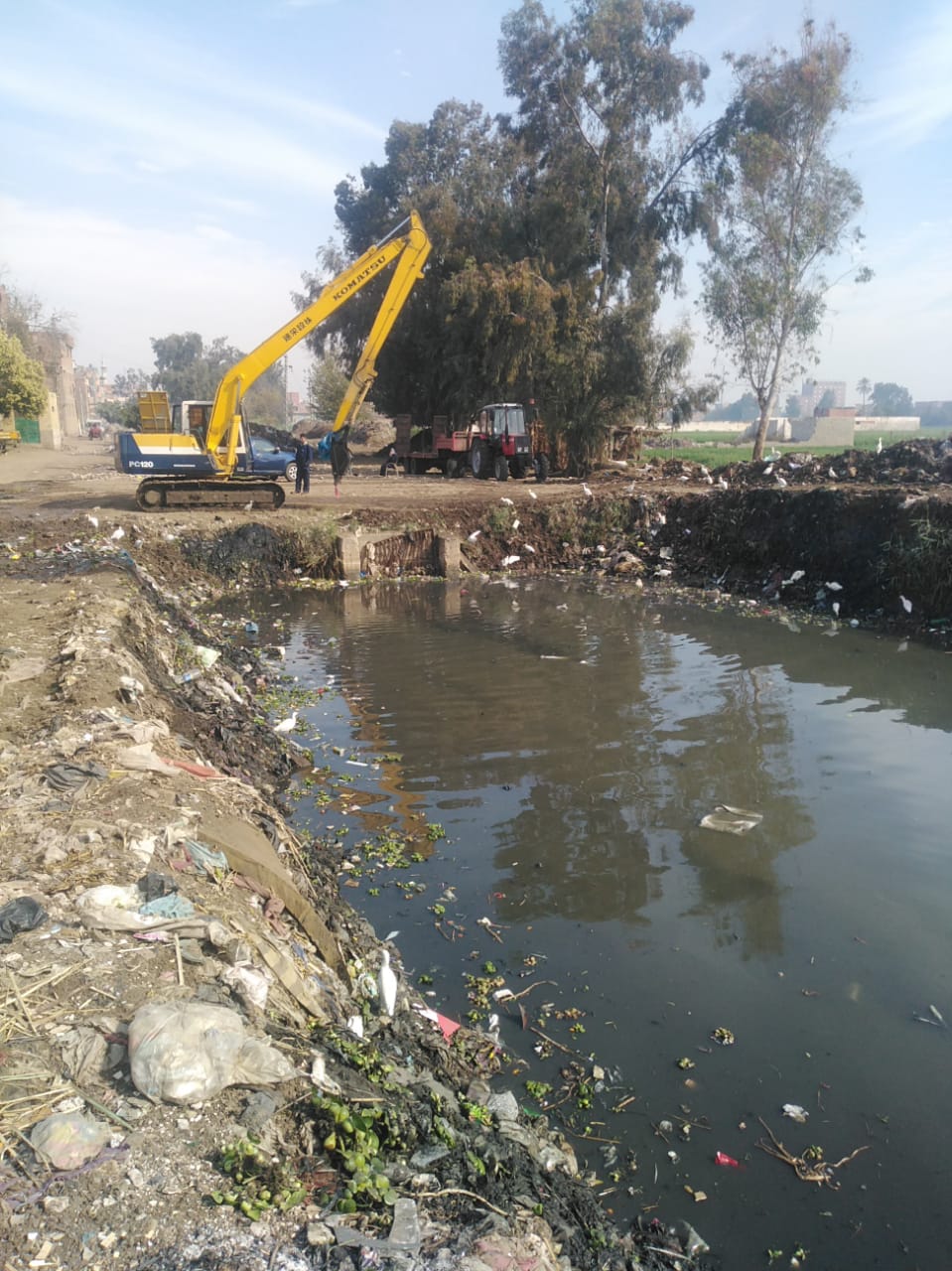  إزالة المخلفات من المصارف المائية في قرى المحلة  (9)