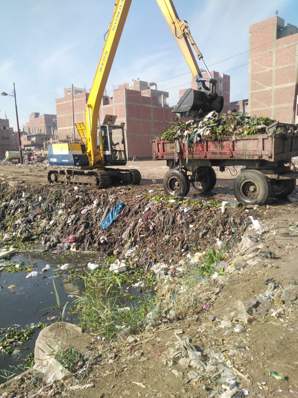  إزالة المخلفات من المصارف المائية في قرى المحلة  (5)