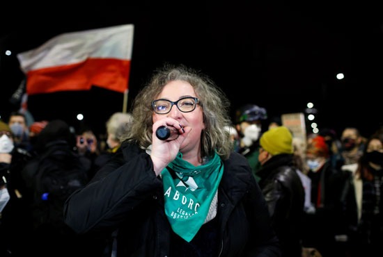 مسيرة نسائية ضد قانون الإجهاض في بولندا