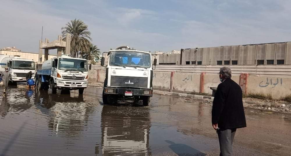 كسح تجمعات مياه ناتجة عن كسر ماسورة خلف مصنع في بورسعيد  (6)