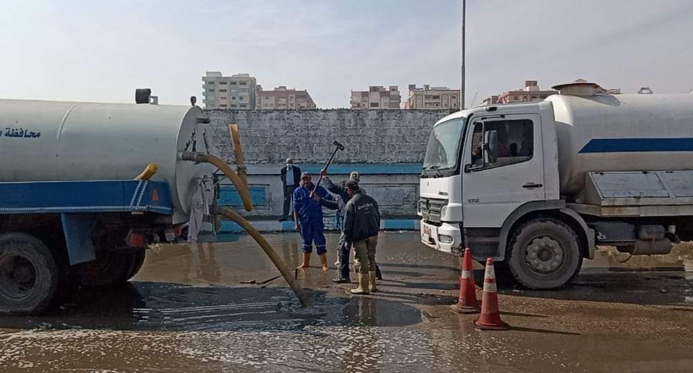 كسح تجمعات مياه ناتجة عن كسر ماسورة خلف مصنع في بورسعيد  (3)