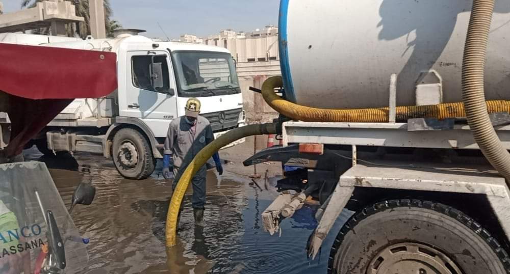 كسح تجمعات مياه ناتجة عن كسر ماسورة خلف مصنع في بورسعيد  (1)