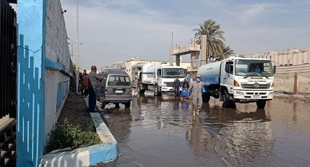كسح تجمعات مياه ناتجة عن كسر ماسورة خلف مصنع في بورسعيد  (5)
