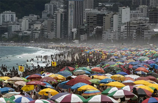 اكتظاظ-فى-شواطئ-البرازيل